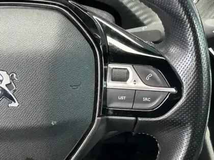 Photo 12 Peugeot 2008  e- 136ch GT