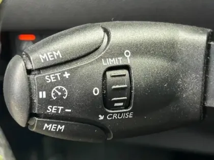 Photo 9 Peugeot 2008  e- 136ch GT