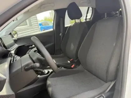 Photo 12 Peugeot 208  1.2 Hybrid 110ch Edition e-DCS6