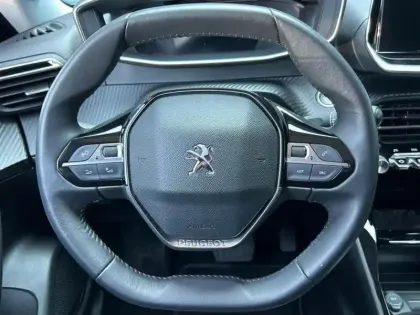 Photo 9 Peugeot 2008  e- 136ch Allure