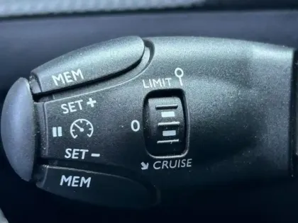 Photo 8 Peugeot 2008  e- 136ch Allure