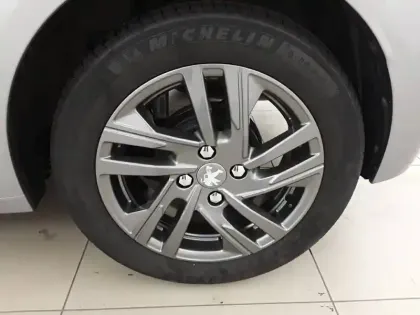 Photo 19 Peugeot 208  PureTech 75 S&S BVM5