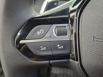 Photo 35 Peugeot 2008  Hybrid 136 e-DCS6