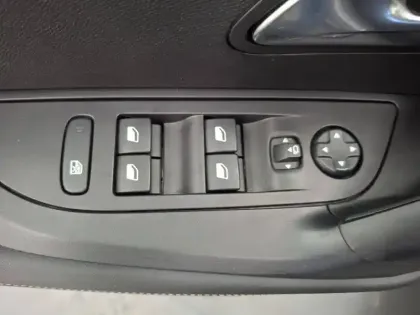 Photo 33 Peugeot 2008  Hybrid 136 e-DCS6