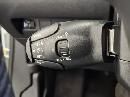 Photo 37 Peugeot 2008  Hybrid 136 e-DCS6