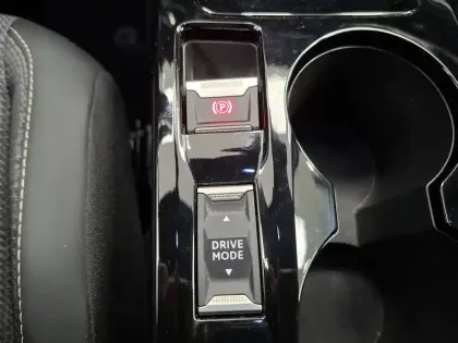 Photo 45 Peugeot 2008  Hybrid 136 e-DCS6
