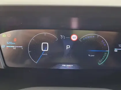 Photo 38 Peugeot 2008  Hybrid 136 e-DCS6