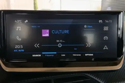 Photo 30 Peugeot 2008  Hybrid 136 e-DCS6