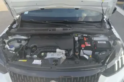 Photo 15 Peugeot 2008  PureTech 155 S&S EAT8