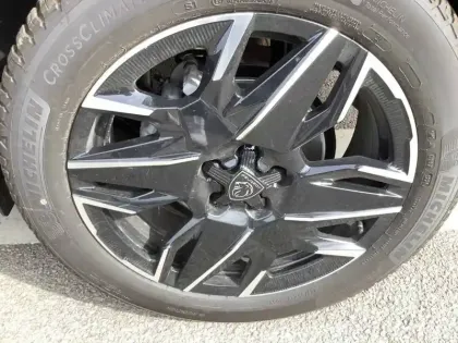 Photo 12 Peugeot 5008  Hybrid 145 ch e-DCS6