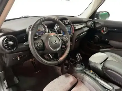 Photo 8 Mini Mini F55 LCI Hatch 5 Portes Cooper 136 ch BVA7 Edition Greenwich