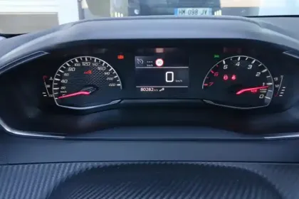 Photo 17 Peugeot 208  PureTech 100 S&S BVM6