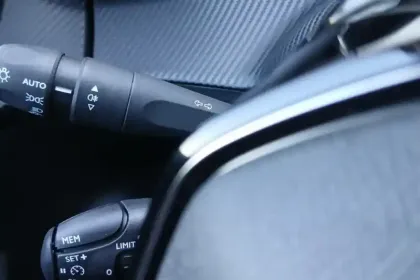 Photo 23 Peugeot 208  PureTech 100 S&S BVM6