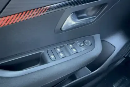 Photo 19 Peugeot 208  Electrique 50 kWh 136ch