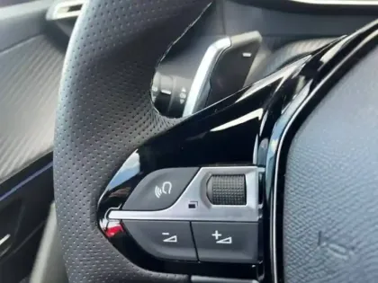 Photo 13 Peugeot 208  Hybrid 100 e-DCS6
