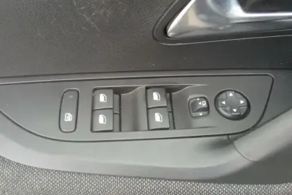 Photo 34 Peugeot 2008  PureTech 130 S&S BVM6