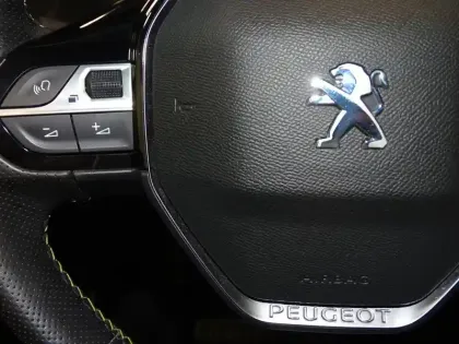 Photo 12 Peugeot 208  e- 136ch GT