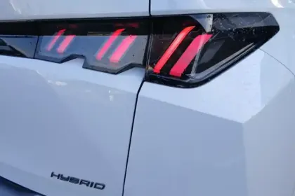 Photo 33 Peugeot 3008  Hybrid 136 e-DCS6