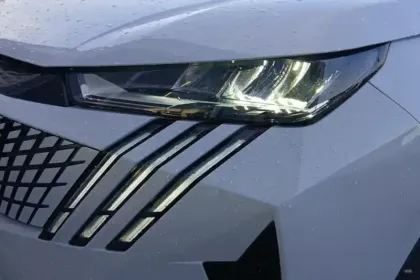 Photo 32 Peugeot 3008  Hybrid 136 e-DCS6