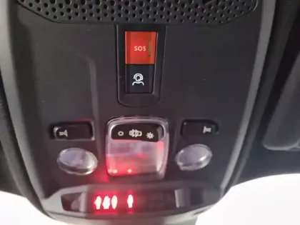 Photo 44 Peugeot 2008  Hybrid 136 e-DCS6