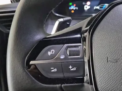 Photo 46 Peugeot 2008  Hybrid 136 e-DCS6
