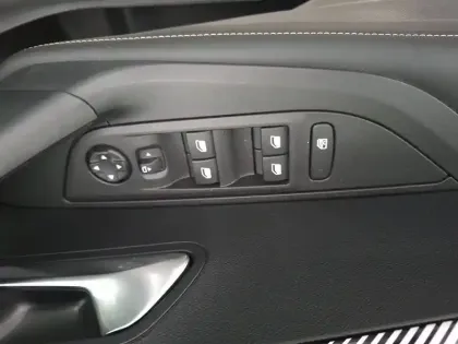 Photo 13 Peugeot 2008  Hybrid 136 e-DCS6