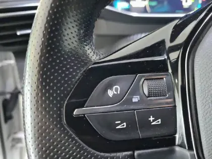 Photo 46 Peugeot 2008  Electrique 136 ch