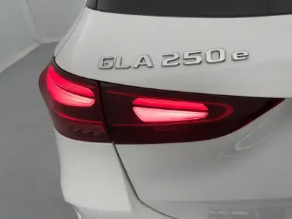 Photo 31 Mercedes GLA  250 e 8G-DCT