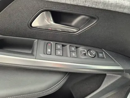 Photo 27 Peugeot 3008  Hybrid 136 e-DCS6