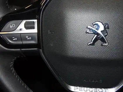 Photo 12 Peugeot 208  e- 136ch Style
