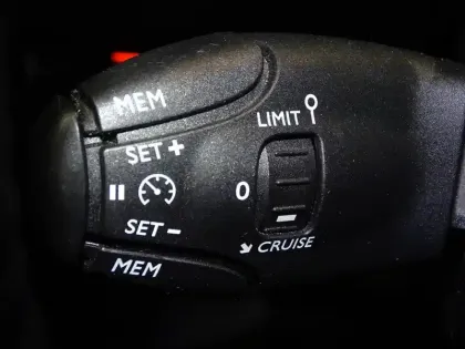 Photo 14 Peugeot 208  e- 136ch Style
