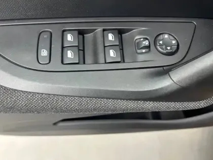 Photo 41 Peugeot 2008  PureTech 100 S&S BVM6