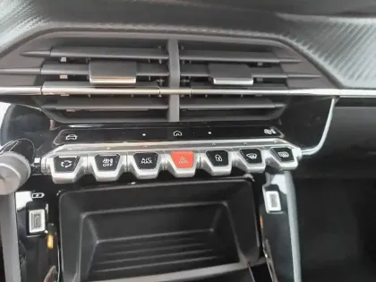 Photo 13 Peugeot 208  Hybrid 100 e-DCS6
