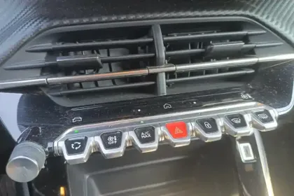 Photo 24 Peugeot 2008  Hybrid 136 e-DCS6