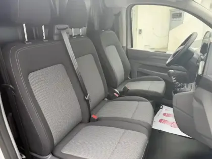 Photo 12 Volkswagen Transporter  Fg Van L1 2.0 TDI 150ch Business