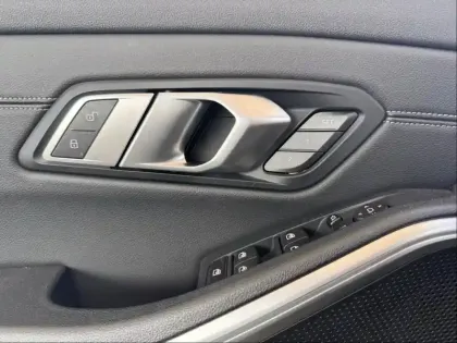 Photo 8 BMW Serie 3 Série 3 320dA MH 190ch M Sport