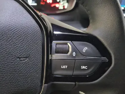 Photo 27 Peugeot 2008  PureTech 100 S&S BVM6