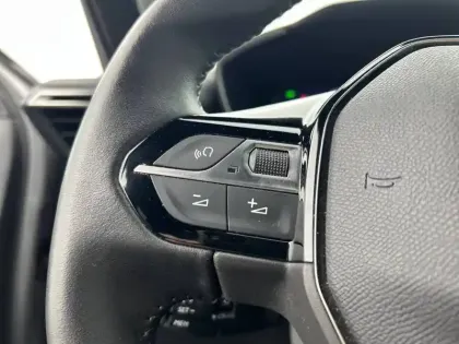 Photo 14 Peugeot 2008  Hybrid 136 e-DCS6