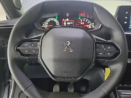 Photo 29 Peugeot 2008  PureTech 130 S&S BVM6