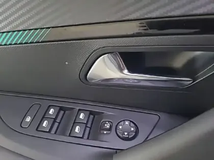 Photo 49 Peugeot 2008  PureTech 130 S&S BVM6
