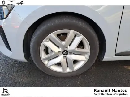 Photo 8 Renault Clio  1.6 E-Tech 145ch full hybrid Evolution - 24