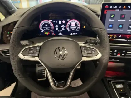Photo 10 Volkswagen Golf  1.5 eTSI EVO2 150ch R-Line Edition DSG7