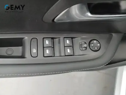 Photo 16 Peugeot 208  Hybrid 100 e-DCS6