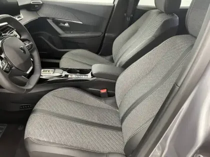 Photo 13 Peugeot 2008  Hybrid 136 e-DCS6