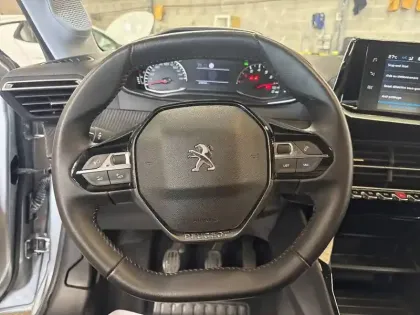 Photo 18 Peugeot 208  PureTech 100 S&S BVM6