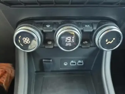 Photo 11 Renault Captur  1.8 E-Tech full hybrid 160ch Evolution - 25