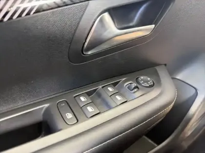 Photo 5 Peugeot 208 1.2 Hybrid 100ch Allure e-DCS6