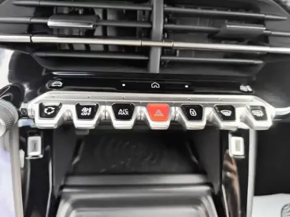 Photo 24 Peugeot 2008  Hybrid 136 e-DCS6