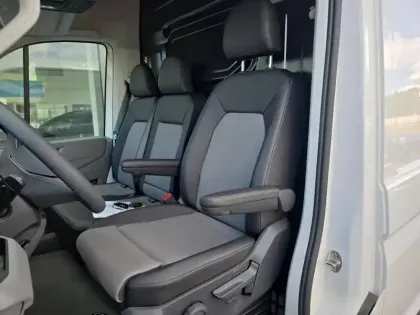 Photo 7 Volkswagen Crafter  Fg 35 L3H3 2.0 TDI 140ch Business Traction