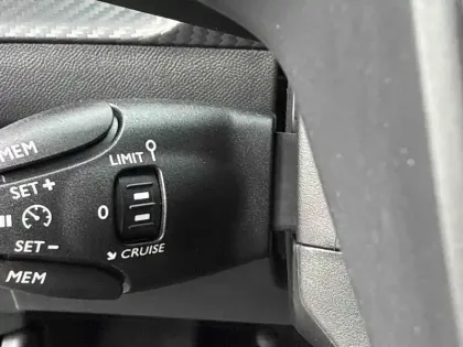 Photo 14 Peugeot 208  Hybrid 110ch Style e-DCS6